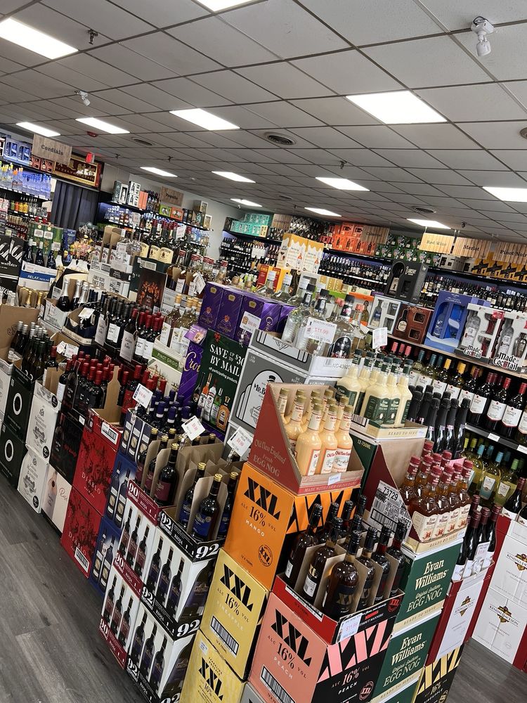 Garnerville Wine & Liquor Logo