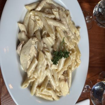 Gambino - Chicken Alfredo pasta - Italian Near Me - Paris, 75 Gambino - Chicken Alfredo pasta - Italian Near Me - Paris, 75