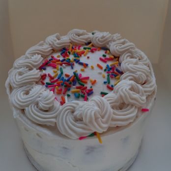 Shyah's Vegan Bakery - Mini vanilla cake with vanilla buttercream frosting - Cupcakes Near Me Shyah's Vegan Bakery - Mini vanilla cake with vanilla buttercream frosting - Cupcakes Near Me