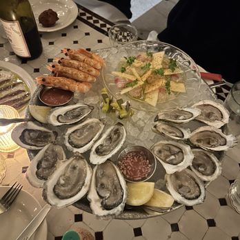 Queen's Raw Bar & Grill - Oysters - Seafood Near Me - Los Angeles, California Queen's Raw Bar & Grill - Oysters - Seafood Near Me - Los Angeles, California