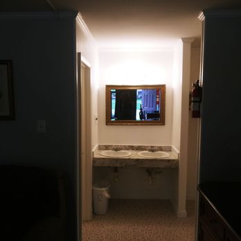 Cliff's Motor Inn - Sink area - Hotels Near Me - Saint Leonard, Maryland