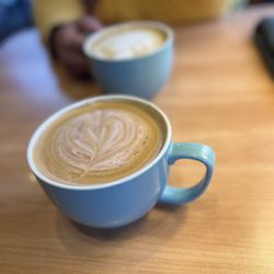 Un Mundo Cafe - Peanut butter latte and Maple latte