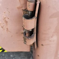 Wesely Mobile Welding - rusty broken hinge