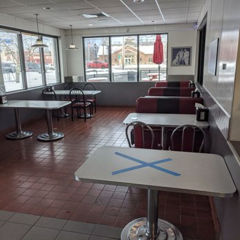 Tom Wahl's Fairport - empty tables and chairs - Burgers Near Me - Fairport, New York