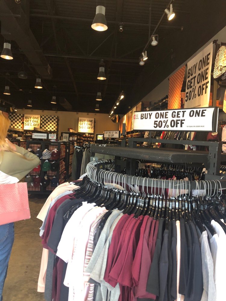 vans outlet phone number
