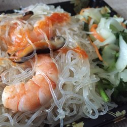 Rincón de Hanôi - Fideos de arroz con langostinos y setas con una ensalada de pepino y cilantro