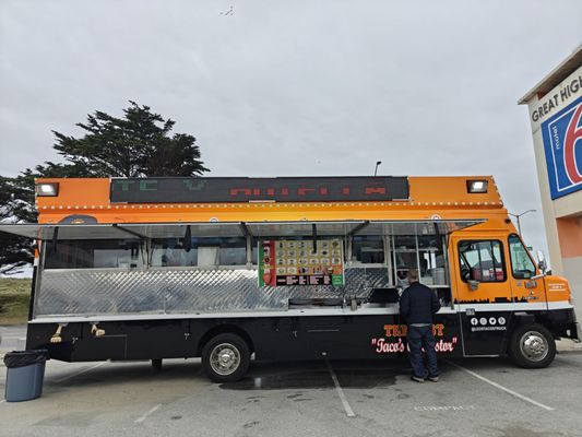 Leo’s Tacos Truck by null