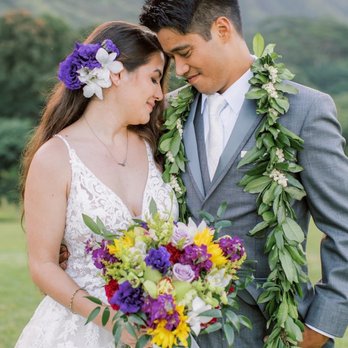 Easley Designs - Josh and I. Hair flowers and bouquets from Easley Designs. Photographer: jeannemariephotography - Wedding Planning Near Me - Honolulu, Hawaii Easley Designs - Josh and I. Hair flowers and bouquets from Easley Designs. Photographer: jeannemariephotography - Wedding Planning Near Me - Honolulu, Hawaii