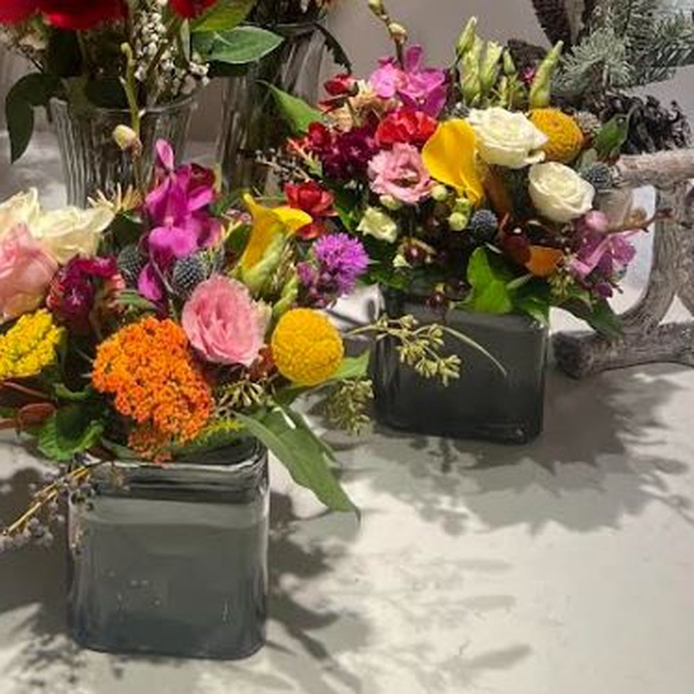 Seasonal bouquets for small round tables Seasonal bouquets for small round tables