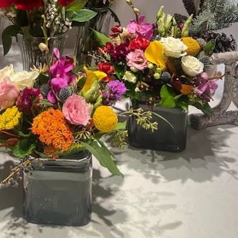 Jazzy Flowers - Seasonal bouquets for small round tables - Florists Near Me - Chicago, Illinois Jazzy Flowers - Seasonal bouquets for small round tables - Florists Near Me - Chicago, Illinois