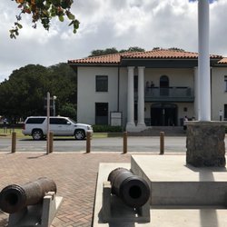 Alii Taxi & Tour - Court house and banyan tree in Lahaina