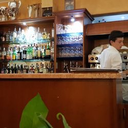 Pizzeria Nettuno - Bancone semplice e chiaro