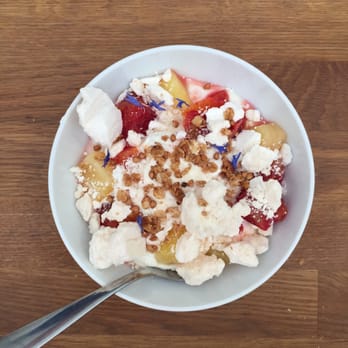 Cantine Vagabonde - Eton mess a l'orange sanguine - French Near Me - Paris 18, 75