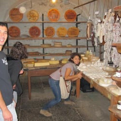 F.lli Ciapponi Primo & Dario - Bancone dei formaggi e dei salumi