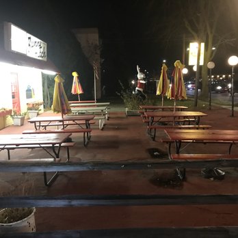 Bunny Hutch - Wonderful outdoor seating for the summertime! - Burgers Near Me - Lincolnwood, Illinois Bunny Hutch - Wonderful outdoor seating for the summertime! - Burgers Near Me - Lincolnwood, Illinois