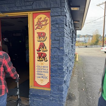 Lucky Liquor - Dive Bars Near Me - Tukwila, Washington Lucky Liquor - Dive Bars Near Me - Tukwila, Washington