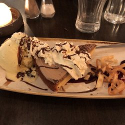 Café Cosy - Nougat cake with vanilla ice cream