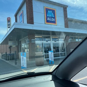 ALDI - the front of a grocery store - Grocery Near Me - Waynesboro, Virginia