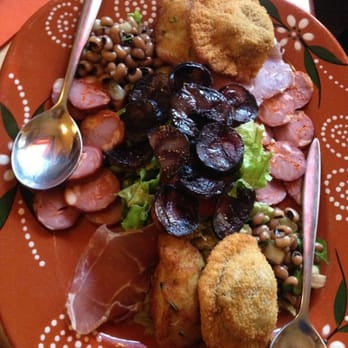 Sarl Le Salgado - Entrée pour deux personnes avec le chorizo poêlé/flambé sur le dessus. - Portuguese Near Me - Vannes, 56 Sarl Le Salgado - Entrée pour deux personnes avec le chorizo poêlé/flambé sur le dessus. - Portuguese Near Me - Vannes, 56