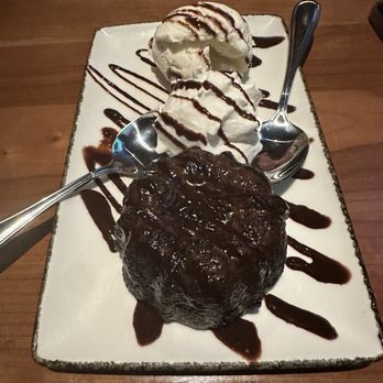 Tommy’s Tavern + Tap - Chocolate lava cake - Wine Bars Near Me - Wayne, New Jersey