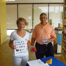Alix Landman, MPH, RD - Healthfair sharing with the public at Vitamin Shoppe