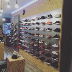 Storm - Expositor de zapatillas Sneakers en el interior de la tienda de la Calle Manuela Malasaña 23