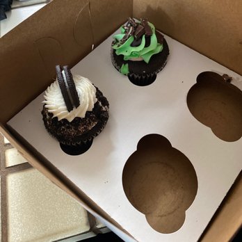 Fizz Bakery - Oreo Cookie Cupcake and Mint Chocolate Chip Cupcake - Bakeries Near Me - Stockton, California