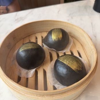 Supreme Dumplings - onyx golden lava custard bun - Shanghainese Near Me - Honolulu, Hawaii Supreme Dumplings - onyx golden lava custard bun - Shanghainese Near Me - Honolulu, Hawaii