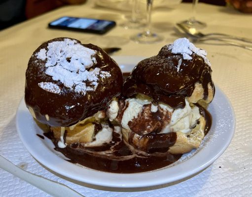 Le Petit Châtelet by null