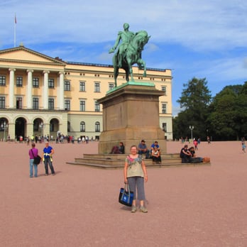 Slottsparken allé - Scruffy tourist in front of scruffy statue. - Landmarks & Historical Buildings Near Me - Oslo, 03