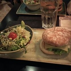 Hans Im Glück - Burger mit karamelisierten Zwiebeln und bbq Sauce. Sehr lecker. Mit Salat