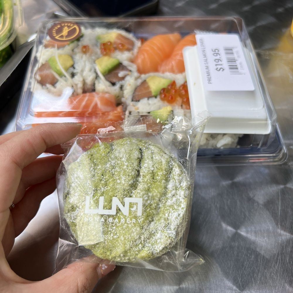 Green tea dacquoise & sushi! Green tea dacquoise & sushi!