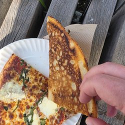 Juniors Pizza - The undercarriage. Nice cook.