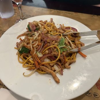 Sawa Asian Bistro - Chicken lo mein - Asian Fusion Near Me - Gardner, Massachusetts
