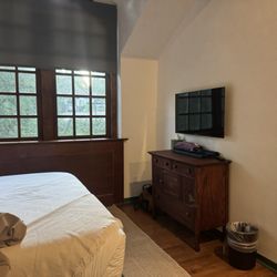 Piety Hill Cottages - Bed area with beautiful window