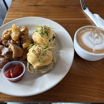 iJAVA Cafe - Crab Benedict  Tiger Spiced Chai - Cafes Near Me - San Jose, California