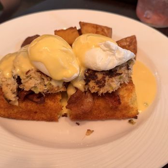 SixtyTwo MarcKet - Crab Cake Eggs Benedict - New American Near Me - Wailuku, Hawaii SixtyTwo MarcKet - Crab Cake Eggs Benedict - New American Near Me - Wailuku, Hawaii