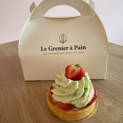 Le Grenier a Pain Sévres - Tartelette fraises, crème pistache, insert fraise. 4,80€