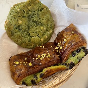 La Reine Mathilde - Pistachio and white chocolate cookie - Bakeries Near Me - Bayeux, 14