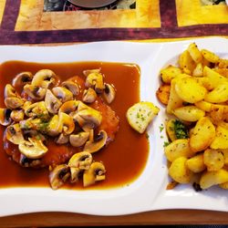 Hotelrestaurant Zum Stern - Schnitzel with mushroom sauce and potatoes