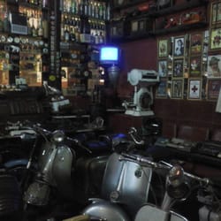 Parrilla Vieja Rueda - El espacio está abarrotado de objetos antiguos