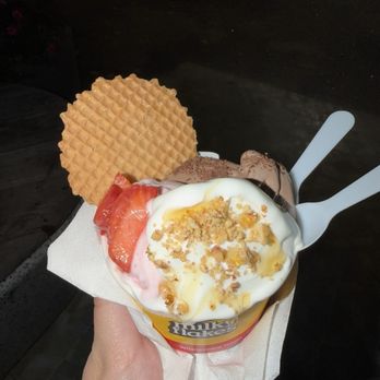 Milky Flakes - Greek Yogurt, Strawberry, Chocolate Soft Scoops ($8.90) - Ice Cream & Frozen Yogurt Near Me - Walnut Creek, California
