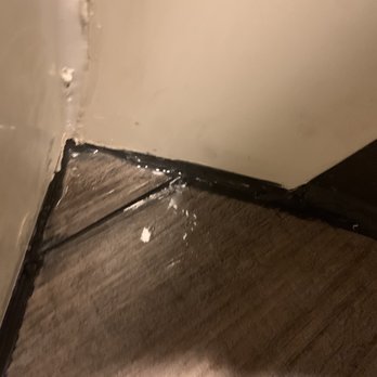 La Quinta Inn by Wyndham Phoenix Thomas Road - Bathroom floor - Hotels Near Me - Phoenix, Arizona