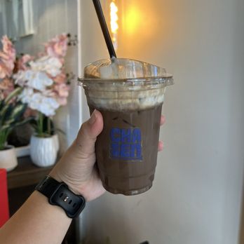 Chasen Matcha Bar - coco-jicha: available hot; houjicha+ dutch cocoa + milk + vanilla cream top + cocoa powder - Tea Rooms Near Me - Dallas, Texas
