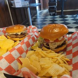 Old Hardware Vintage Depot & Dewberry Cafe - Mushroom Swiss & The Cameron both with chips.