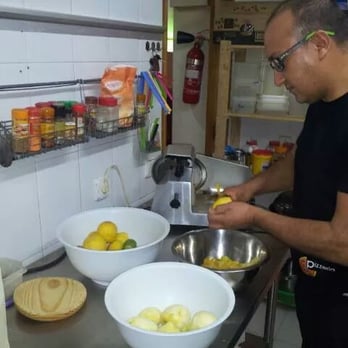 Pizzeria Sibaritas - Elaboración de limoncello - Pizza Near Me - Santander, S Pizzeria Sibaritas - Elaboración de limoncello - Pizza Near Me - Santander, S