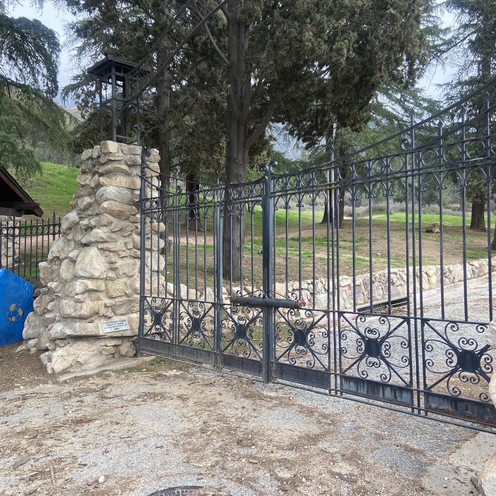 Entrance to the trail Cobb Estate. Entrance to the trail Cobb Estate.