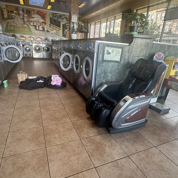 24 Hour Coin Laundry - washers, massage chair - Laundromat Near Me - Los Angeles, California