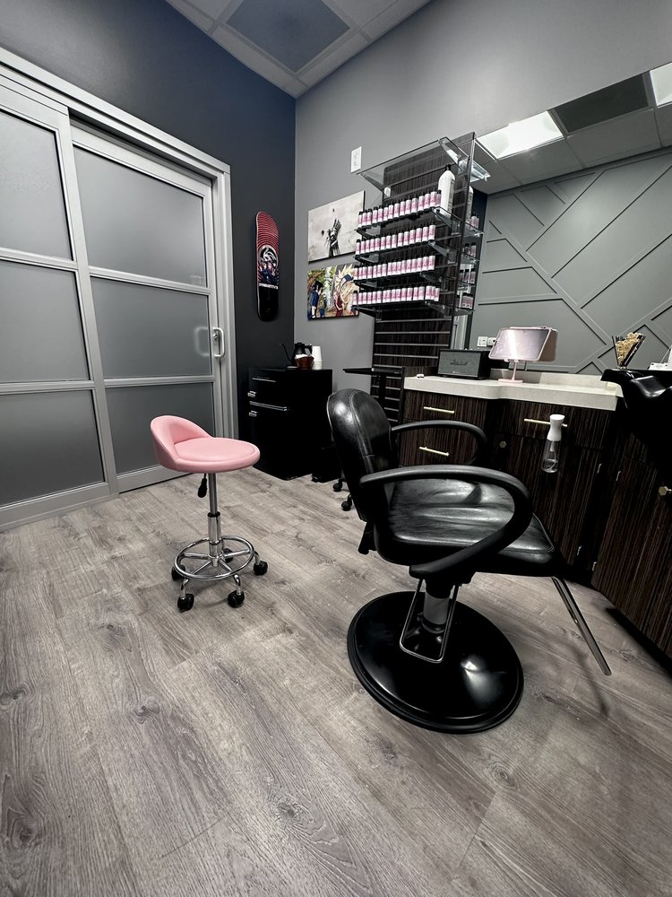 The Heroine Hair Studio Logo