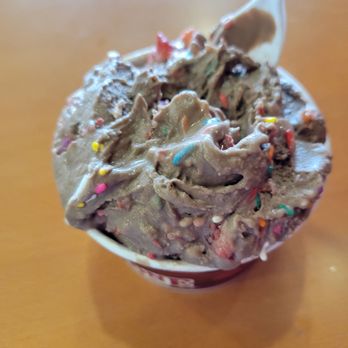 Cold Stone Creamery - Chocolate silk ice cream with rainbow sprinkles and strawberries - Ice Cream & Frozen Yogurt Near Me - Phoenix, Arizona